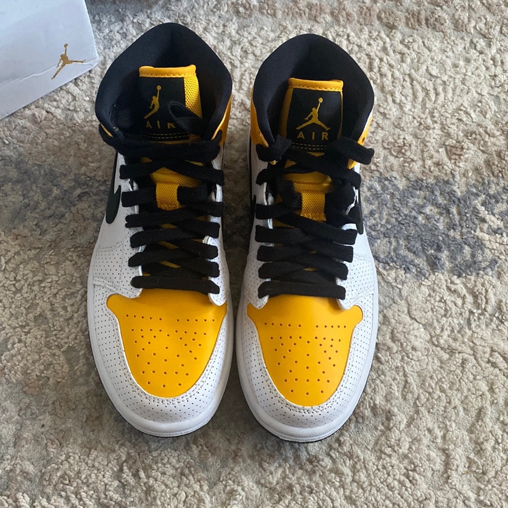 Brand New Yellow/Black/White Jordan 1s